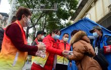 铜城仁者联合会向抗疫一线工作人员捐献暖心物资