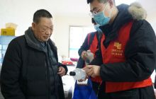 松桃供电局：抗击疫情 关爱空巢老人