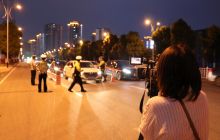 “两会”前夕 万山交警大队开展夜查行动