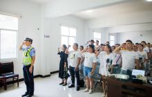 万山交警组织新领证驾驶人观看宣誓教育视频片《生命誓言》