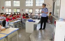 万山交警组织学生观看“知危险 会避险”交通安全科学课