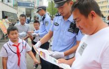 万山交警全力做好“护学岗”及一盔一带宣传工作