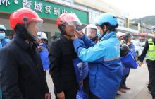 万山交警联合饿了么爱心企业开展“一盔一带”答题送头盔宣传活动