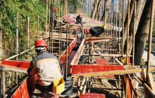 用辛勤劳动喜迎新年的人们