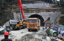 坝黄隧道双向掘进掘出了加速度