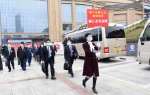 省十三届人大四次会议开幕 铜仁代表团代表信心满怀步入会堂