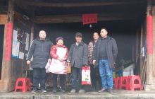 松桃县寨英镇开展“迎新春、写福字、送春联”暖心行动