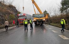 拖挂货运车不慎掉沟 松桃交通执法人员热心救援