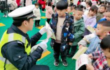 万山交警走进第六幼儿园开展“开学第一课”交通安全宣传活动