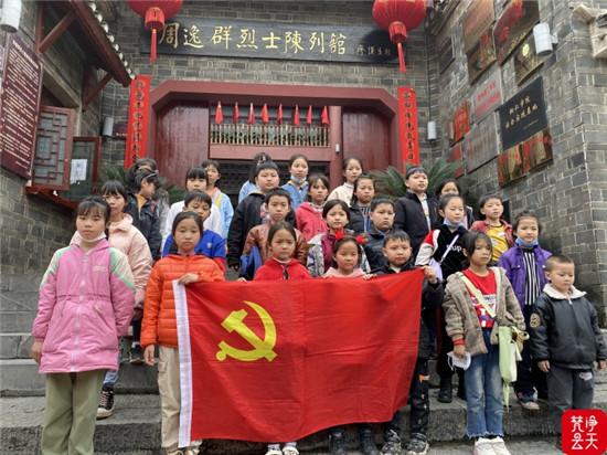 他们在周逸群烈士陈列馆点燃红色初心