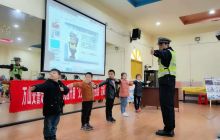 万山交警走进学校开展交通安全宣传活动