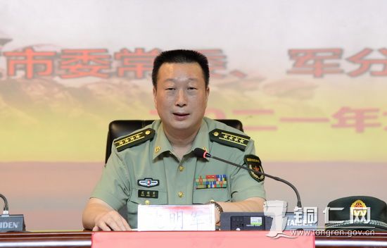 铜仁军分区沈明军司令员到铜仁一中讲授思想政治理论