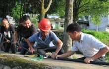 碧江区干群同心抢修自来水