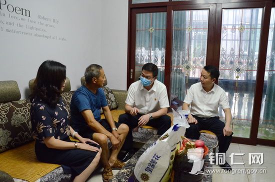 潘攀率队走访慰问退伍老军人_铜仁网