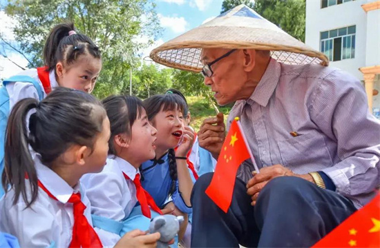 3  94岁老党员在给学生讲党的故事
