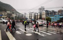 碧江交警开展校车整治护航学生安全出行