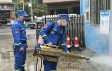 松桃蓝天救援队义务对妙隘乡中小学进行专业消毒作业