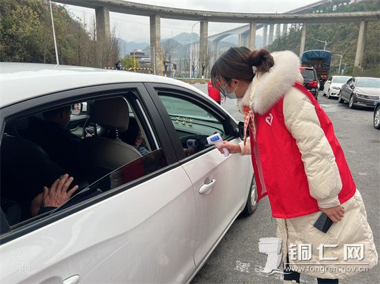团县委副书记杨艺菲开展志愿服务