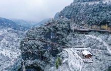 大雪下的五彩洋山河景区