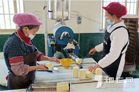 村民们忙于加工米豆腐