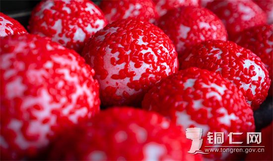 2022年1月14日，在贵州省铜仁市万山区敖寨乡杨家寨村，村民制作好的“红粑粑”。