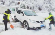 雪天坚守岗位 护您出行平安