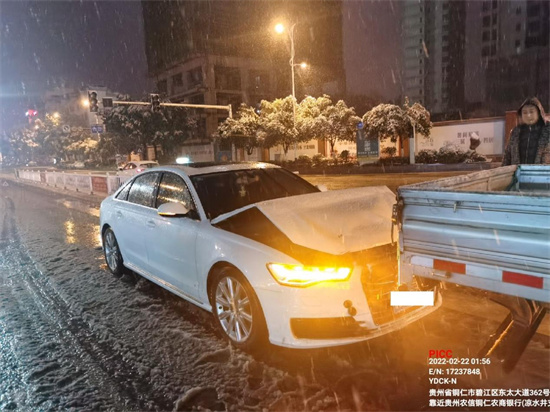 人保财险铜仁分公司——寒冻天气事故频发 “理赔夜战”加快提速