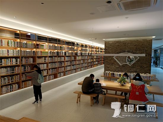 图书馆里读者们津津有味地看书和学习、选择图书1601