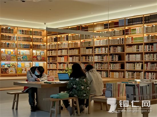 许韵兰公共阅读空间里读者们津津有味地看书和学习4111