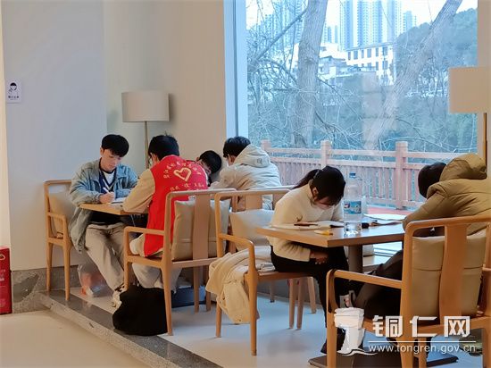 许韵兰公共阅读空间里读者们津津有味地看书和学习5857