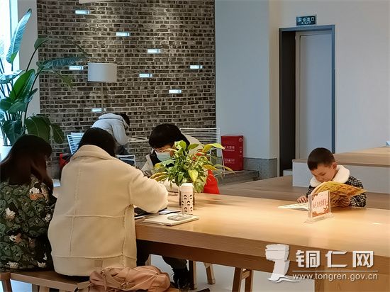 许韵兰公共阅读空间里读者们津津有味地看书1848
