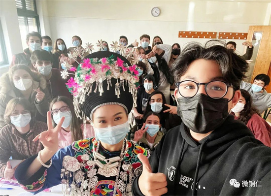 点赞！松桃苗族服饰亮相葡萄牙校园
