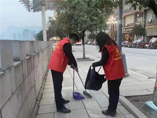 用爱心传递温暖，用行动践行担当