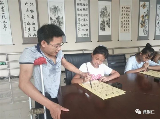 追逐书画的“拐杖”教师