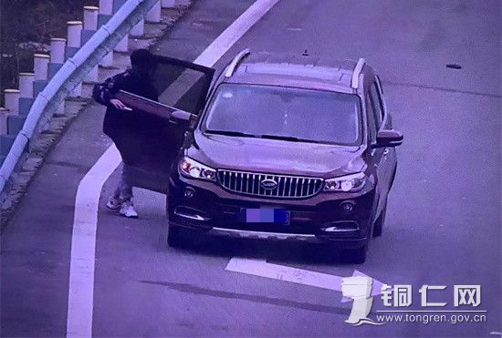高速公路上违停上客，驾驶员被重罚