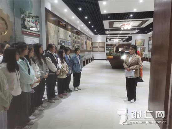校史志愿讲解员刘旭丹为同学讲解校史