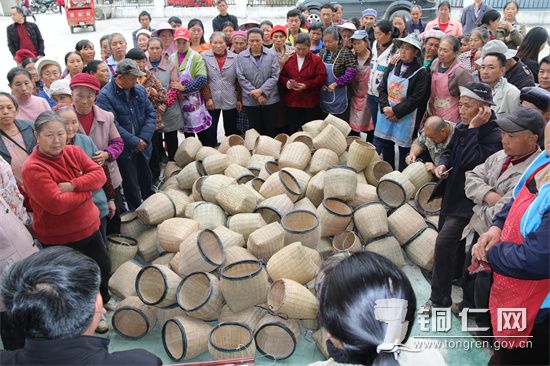 向群众讲解采茶技术知识并发放采茶工具  杨友摄