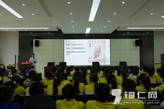 苗医苗药文化宣讲进校园_调整大小