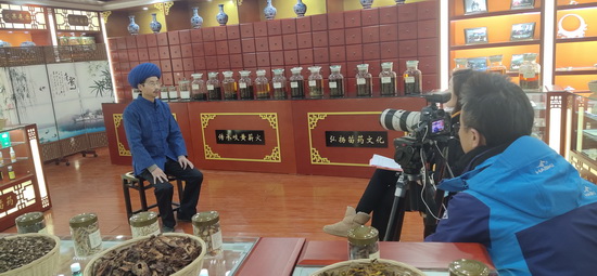 央视总台4频道《了不起的中医》系列纪录片摄制组对苗医大师田明达进行拍摄_调整大小
