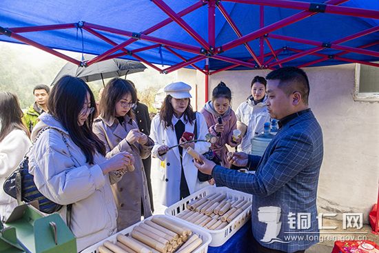 六龙山乡工作人员向媒体记者介绍竹子工艺品