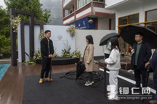 漾头镇龙江新村叁莳民宿负责人向媒体记者介绍运营情况