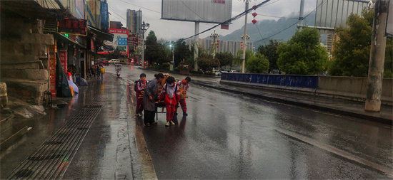 风雨中，沿河这三位“推拉”少年真帅！