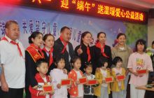 这儿的孩子和老人提前过节啦！