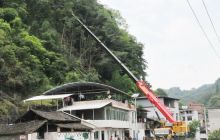 桐木坪乡清除倾倒古树 保群众生命财产安全