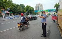 碧江交警全力护航当好高考场外“护考官”