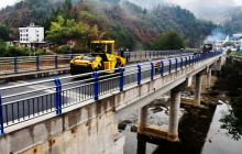 盘清公路碧江段小江口桥完成铺油