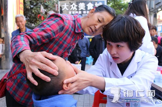 下鄉(xiāng)義診。李大勇攝