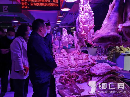 調(diào)研組一行到金碼頭農(nóng)貿(mào)市場實(shí)地查看