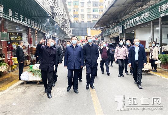 調(diào)研組一行到小十字農(nóng)貿(mào)市場實(shí)地查看 (2)