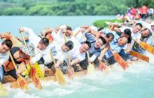 铜仁：龙舟备赛热火朝天